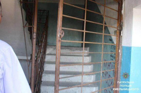 Поліція з комунальниками лазили по дахах хмельницьких багатоповерхівок, фото №1 на сайті vsim.ua
