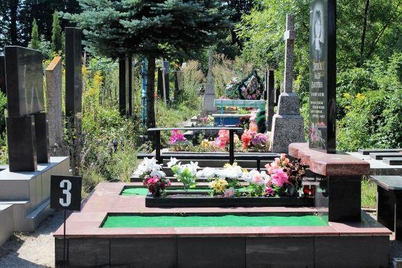 «Перекрили дорогу і на ній вже почали ховати». Репортаж з кладовища на Луці на сайті 20minut.ua «Перекрили дорогу і на ній вже почали ховати». Репортаж з кладовища на Луці, фото №3 на сайті 20minut.ua