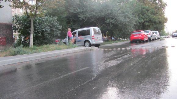 Весь день на Миколайчука з люка витікає вода. Хто заплатить за такі втрати? на сайті 20minut.ua Весь день на Миколайчука з люка витікає вода. Хто заплатить за такі втрати?, фото №2 на сайті 20minut.ua