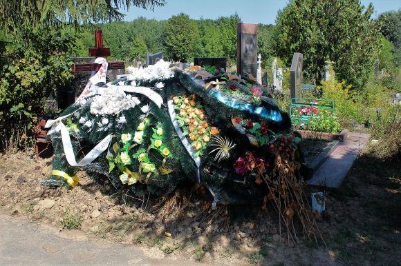 «Перекрили дорогу і на ній вже почали ховати». Репортаж з кладовища на Луці на сайті 20minut.ua «Перекрили дорогу і на ній вже почали ховати». Репортаж з кладовища на Луці, фото №5 на сайті 20minut.ua