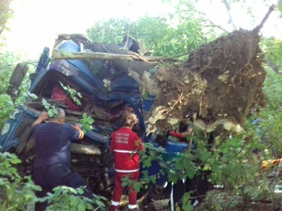 ДТП біля Людавки:  «МАN»  злетів в кювет. Водія вирізали рятувальники, фото №3 на сайті 20minut.ua