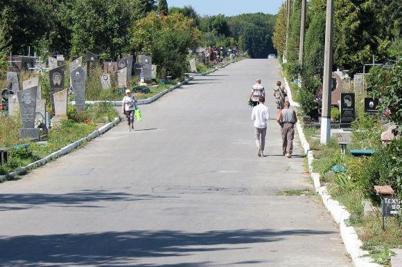 «Перекрили дорогу і на ній вже почали ховати». Репортаж з кладовища на Луці на сайті 20minut.ua «Перекрили дорогу і на ній вже почали ховати». Репортаж з кладовища на Луці, фото №2 на сайті 20minut.ua