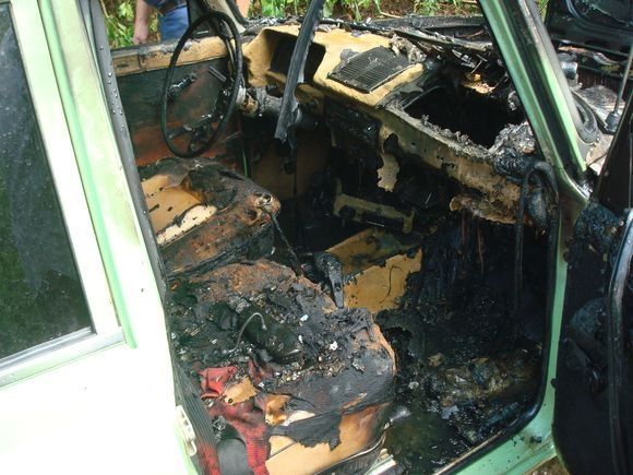 На Вінниччині спалахнув зелений автомобіль «Москвич», фото №2 на сайті 20minut.ua