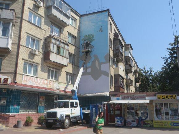 На будинку біля філармонії малюють ще один стріт-арт, фото №1 на сайті vsim.ua