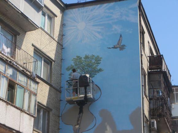 На будинку біля філармонії малюють ще один стріт-арт, фото №2 на сайті vsim.ua