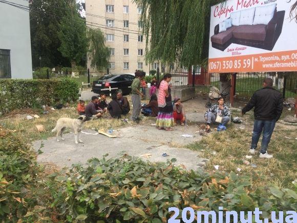 Цигани перетворили територію біля автовокзалу на звалище та туалет на сайті 20minut.ua Цигани перетворили територію біля автовокзалу на звалище та туалет, фото №1 на сайті 20minut.ua