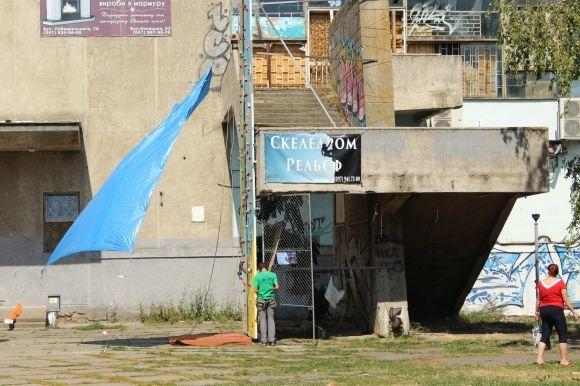 Вилізти на "Росію". Альпіністи зробили біля  кінотеатру скеледром на сайті 20minut.ua Вилізти на "Росію". Альпіністи зробили біля  кінотеатру скеледром, фото №1 на сайті 20minut.ua