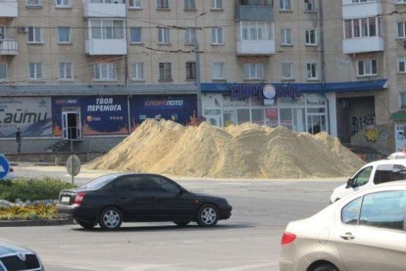 Тернополяни влаштували собі курорт на будівельному піску біля "Маяка", фото №1 на сайті 20minut.ua