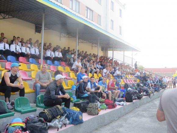 Під Хмельницьким мускулисті рятувальники бігали і залазили на четвертий поверх, фото №3 на сайті vsim.ua