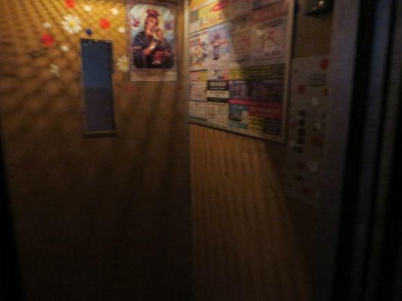 Двоє хмельничан застрягли і пролетіли вниз у ліфті на Проскурівського підпілля, фото №2 на сайті vsim.ua