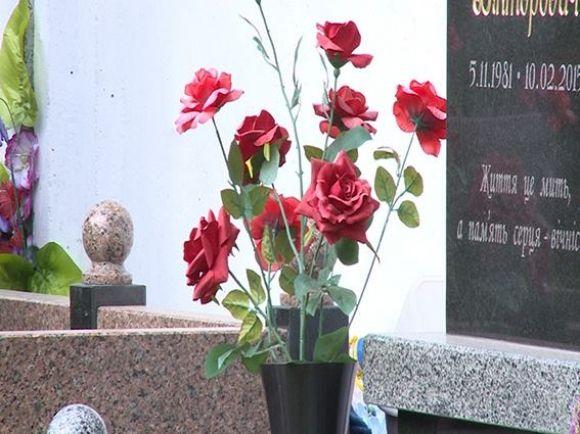 П'яна вінничанка вкрала квіти з могил бійців АТО та продавала їх по 85 гривень, фото №1 на сайті 20minut.ua