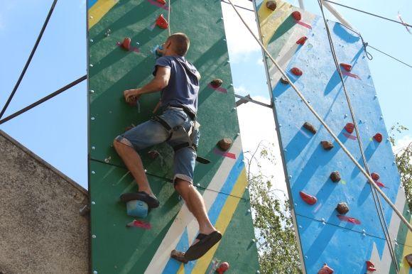 Вилізти на "Росію". Альпіністи зробили біля  кінотеатру скеледром на сайті 20minut.ua Вилізти на "Росію". Альпіністи зробили біля  кінотеатру скеледром, фото №7 на сайті 20minut.ua
