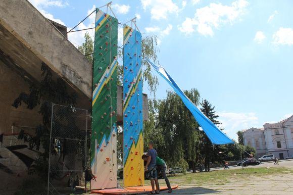 Вилізти на "Росію". Альпіністи зробили біля  кінотеатру скеледром на сайті 20minut.ua Вилізти на "Росію". Альпіністи зробили біля  кінотеатру скеледром, фото №6 на сайті 20minut.ua