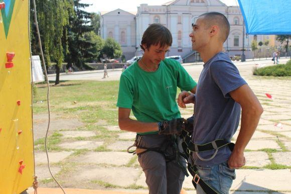 Вилізти на "Росію". Альпіністи зробили біля  кінотеатру скеледром на сайті 20minut.ua Вилізти на "Росію". Альпіністи зробили біля  кінотеатру скеледром, фото №5 на сайті 20minut.ua