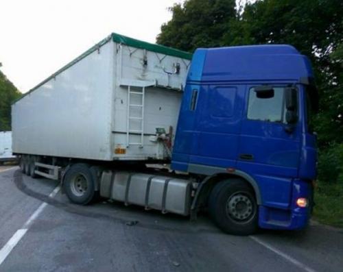 У Волочиському районі “Lanos” влетів у фуру: водій легковика в реанімації, фото №1 на сайті vsim.ua