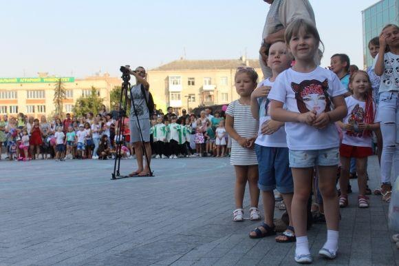 На площі біля Універмагу діти танцювали “Я банан” та дефілювали  в одязі «Katrin Fox», фото №12 на сайті 20minut.ua