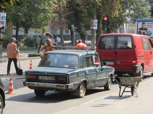 На Кам'янецькій - затор. Комунальники 