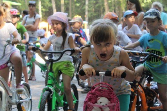 "Шалені перегони". Як в Лісопарку діти змагались на велосипедах і самокатах на сайті 20minut.ua "Шалені перегони". Як в Лісопарку діти змагались на велосипедах і самокатах, фото №6 на сайті 20minut.ua