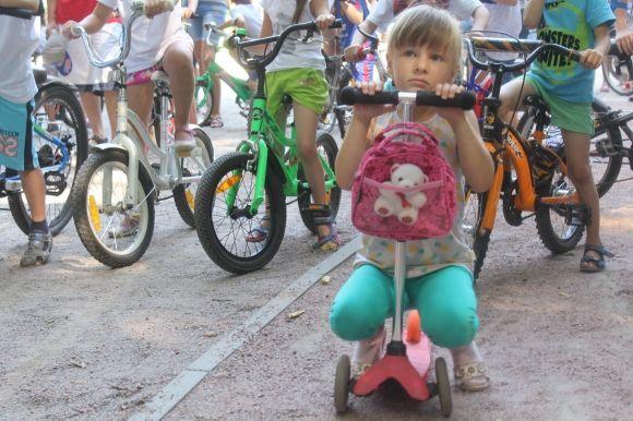 "Шалені перегони". Як в Лісопарку діти змагались на велосипедах і самокатах на сайті 20minut.ua "Шалені перегони". Як в Лісопарку діти змагались на велосипедах і самокатах, фото №5 на сайті 20minut.ua