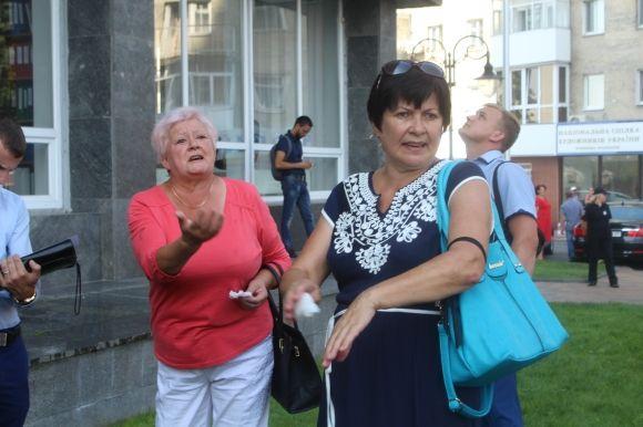 " Увімкнули музику, щоб не почути правди" - громада Сабарова штурмувала мерію на сайті 20minut.ua " Увімкнули музику, щоб не почути правди" - громада Сабарова штурмувала мерію, фото №4 на сайті 20minut.ua