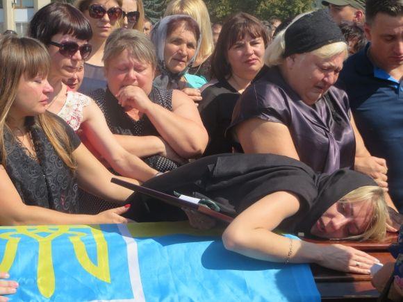 У Хмельницькому зі сльозами на очах попрощались з розвідником Олександром Бойко, фото №13 на сайті vsim.ua