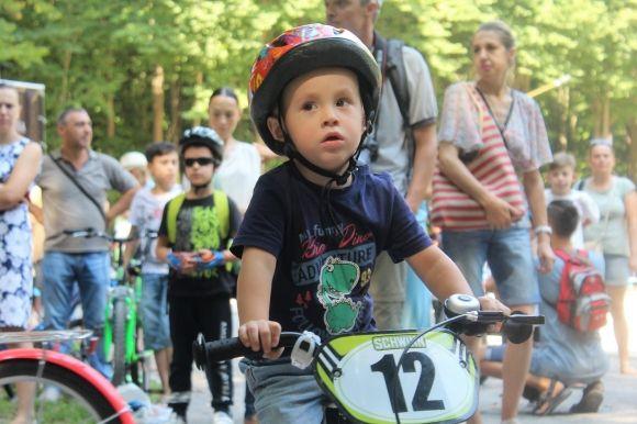 "Шалені перегони". Як в Лісопарку діти змагались на велосипедах і самокатах на сайті 20minut.ua "Шалені перегони". Як в Лісопарку діти змагались на велосипедах і самокатах, фото №9 на сайті 20minut.ua