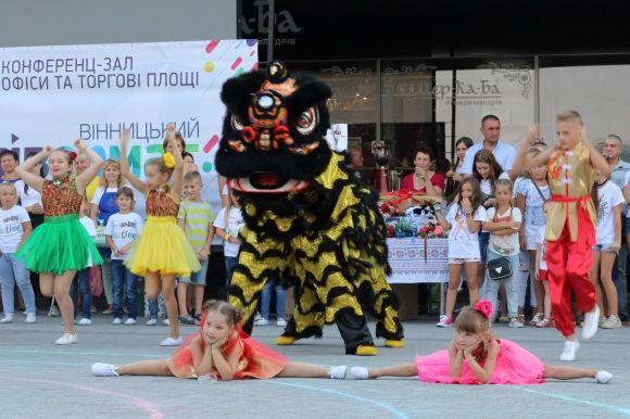 На площі біля Універмагу діти танцювали “Я банан” та дефілювали  в одязі «Katrin Fox», фото №4 на сайті 20minut.ua