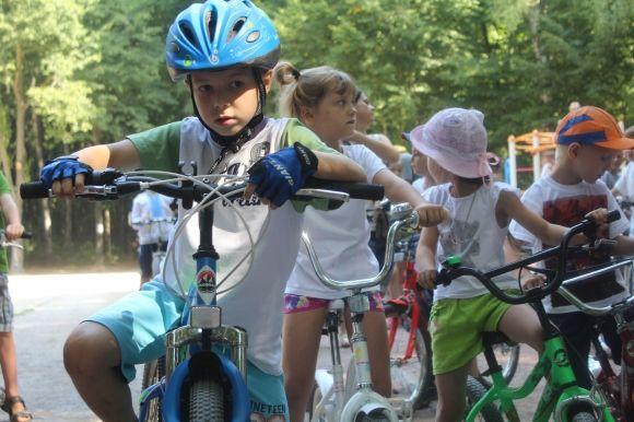 "Шалені перегони". Як в Лісопарку діти змагались на велосипедах і самокатах на сайті 20minut.ua "Шалені перегони". Як в Лісопарку діти змагались на велосипедах і самокатах, фото №3 на сайті 20minut.ua