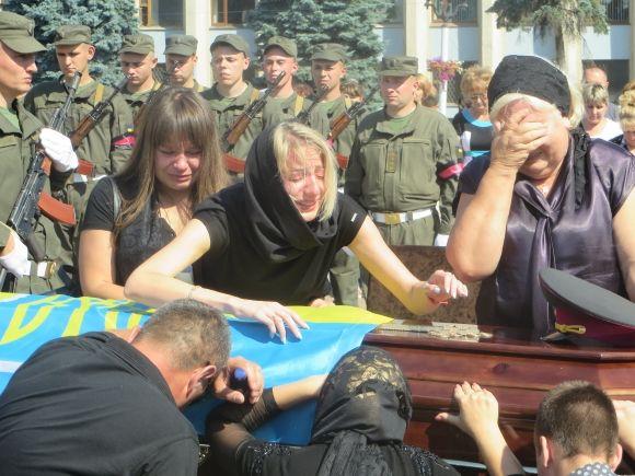 У Хмельницькому зі сльозами на очах попрощались з розвідником Олександром Бойко, фото №11 на сайті vsim.ua