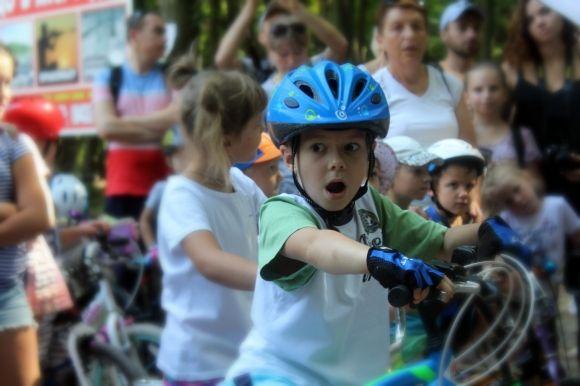 "Шалені перегони". Як в Лісопарку діти змагались на велосипедах і самокатах на сайті 20minut.ua "Шалені перегони". Як в Лісопарку діти змагались на велосипедах і самокатах, фото №1 на сайті 20minut.ua