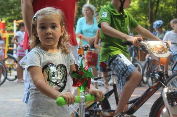 "Шалені перегони". Як в Лісопарку діти змагались на велосипедах і самокатах на сайті 20minut.ua "Шалені перегони". Як в Лісопарку діти змагались на велосипедах і самокатах, фото №7 на сайті 20minut.ua