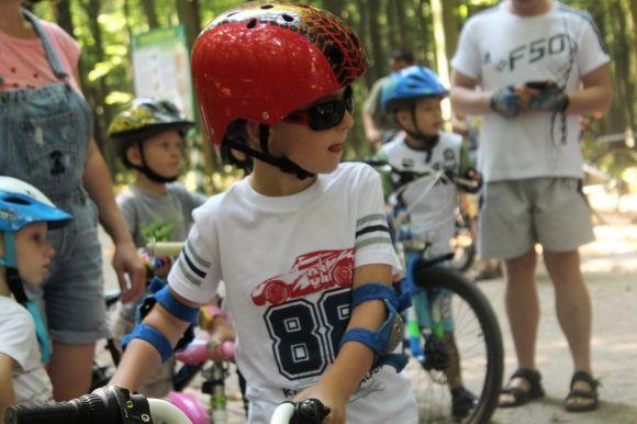 "Шалені перегони". Як в Лісопарку діти змагались на велосипедах і самокатах на сайті 20minut.ua "Шалені перегони". Як в Лісопарку діти змагались на велосипедах і самокатах, фото №8 на сайті 20minut.ua