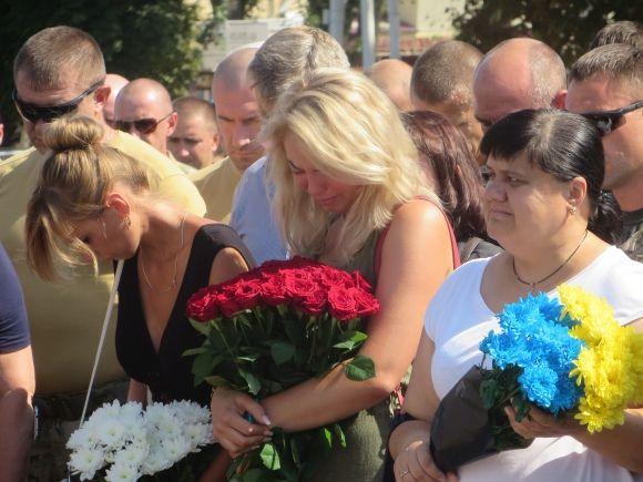 У Хмельницькому зі сльозами на очах попрощались з розвідником Олександром Бойко, фото №9 на сайті vsim.ua