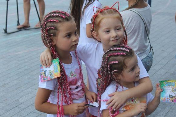 На площі біля Універмагу діти танцювали “Я банан” та дефілювали  в одязі «Katrin Fox», фото №11 на сайті 20minut.ua
