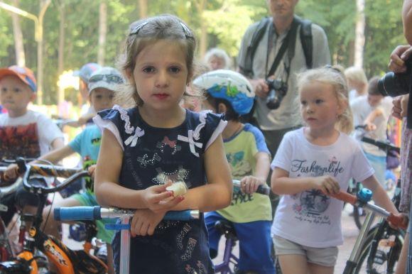 "Шалені перегони". Як в Лісопарку діти змагались на велосипедах і самокатах на сайті 20minut.ua "Шалені перегони". Як в Лісопарку діти змагались на велосипедах і самокатах, фото №4 на сайті 20minut.ua