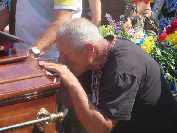 У Хмельницькому зі сльозами на очах попрощались з розвідником Олександром Бойко, фото №14 на сайті vsim.ua