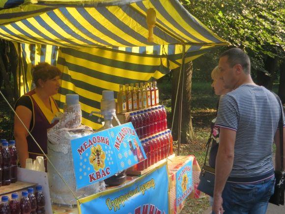 Новини Хмельницького - фото з Діти у фонтані, а дорослі з медовухою: як пройшов другий день Медового фестивалю Діти у фонтані, а дорослі з медовухою: як пройшов другий день Медового фестивалю, фото №6 на сайті vsim.ua
