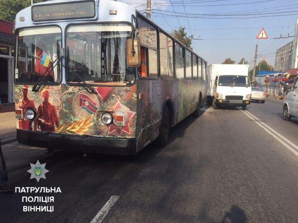 П'яний чоловік на вантажівці «наздогнав» тролейбус на Брацлавській на сайті 20minut.ua П'яний чоловік на вантажівці «наздогнав» тролейбус на Брацлавській, фото №1 на сайті 20minut.ua