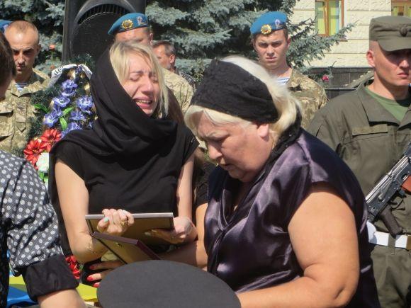 У Хмельницькому зі сльозами на очах попрощались з розвідником Олександром Бойко, фото №12 на сайті vsim.ua