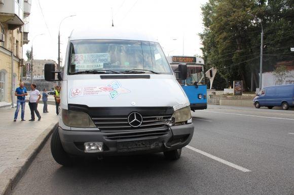 ДТП на Гагаріна: зіткнулися «Фольксваген» та маршрутка №23А на сайті 20minut.ua ДТП на Гагаріна: зіткнулися «Фольксваген» та маршрутка №23А, фото №2 на сайті 20minut.ua