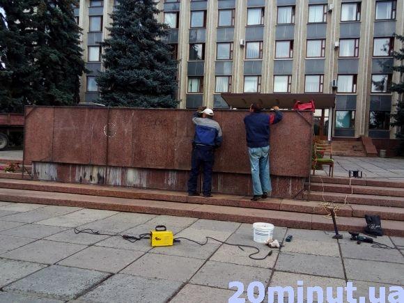 Фото дня: Робота кипить - Кам'янець готується святкувати День Незалежності України на сайті 20minut.ua Фото дня: Робота кипить - Кам'янець готується святкувати День Незалежності України, фото №6 на сайті 20minut.ua