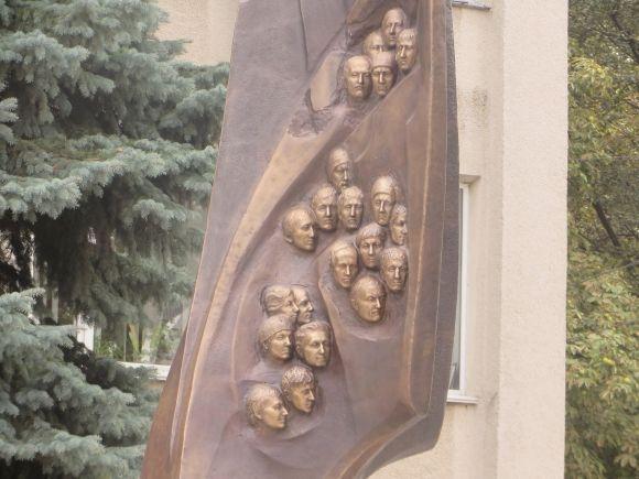 На Соборній вже встановили пам'ятник Небесній Сотні, фото №1 на сайті vsim.ua