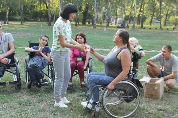 Діти на візках вчилися жити самостійно: ходити в магазин,  готувати собі  сніданок на сайті 20minut.ua Діти на візках вчилися жити самостійно: ходити в магазин,  готувати собі  сніданок, фото №6 на сайті 20minut.ua