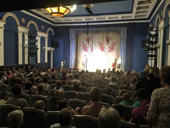 З новими зошитами, олівцями і портфелями  підуть до школи  206 маленьких школярів з багатодітних сімей, фото №3 на сайті vsim.ua