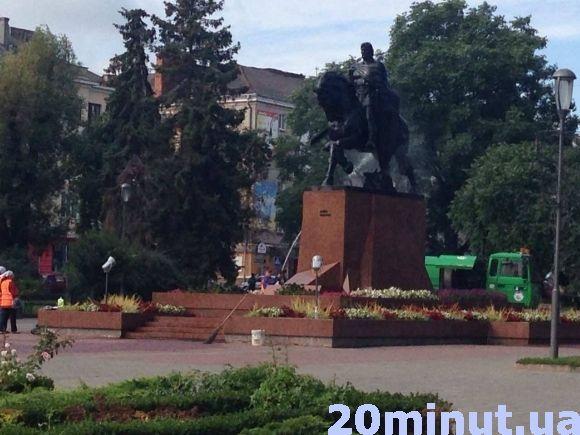 Фото дня: у Центрі миють пам'ятники, фото №1 на сайті 20minut.ua