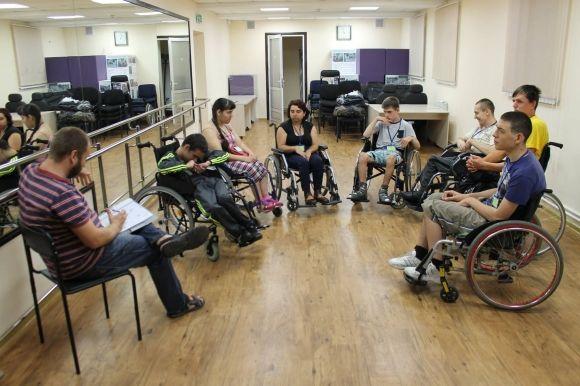 Діти на візках вчилися жити самостійно: ходити в магазин,  готувати собі  сніданок на сайті 20minut.ua Діти на візках вчилися жити самостійно: ходити в магазин,  готувати собі  сніданок, фото №5 на сайті 20minut.ua