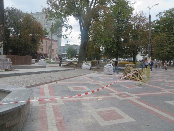 На Соборній вже встановили пам'ятник Небесній Сотні, фото №2 на сайті vsim.ua