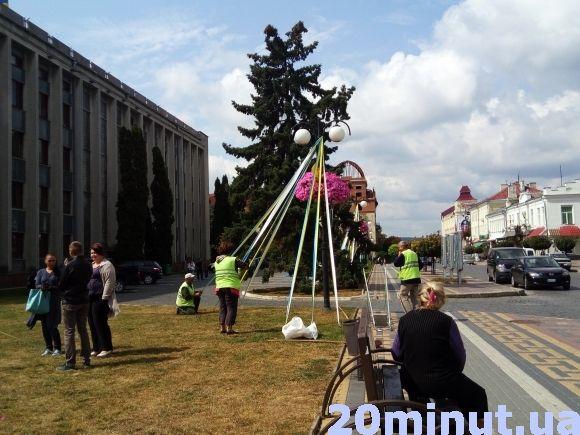 Фото дня: Робота кипить - Кам'янець готується святкувати День Незалежності України на сайті 20minut.ua Фото дня: Робота кипить - Кам'янець готується святкувати День Незалежності України, фото №9 на сайті 20minut.ua