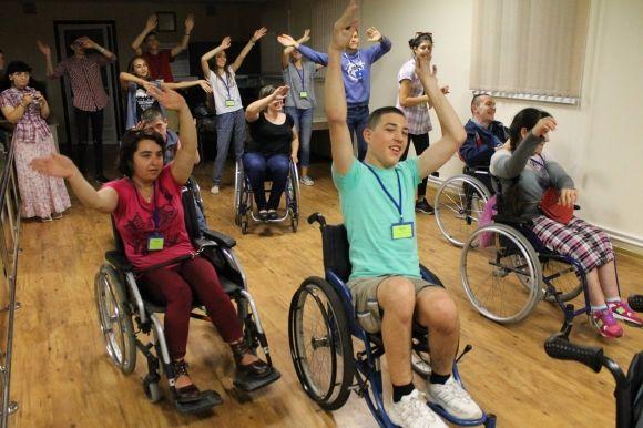 Діти на візках вчилися жити самостійно: ходити в магазин,  готувати собі  сніданок на сайті 20minut.ua Діти на візках вчилися жити самостійно: ходити в магазин,  готувати собі  сніданок, фото №2 на сайті 20minut.ua