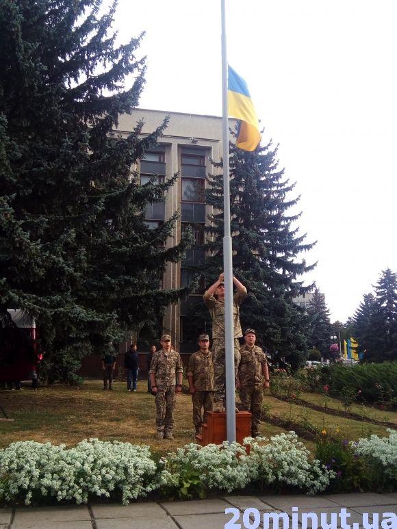 Фото дня: у Кам'янці урочисто підняли Державний Прапор України на сайті 20minut.ua Фото дня: у Кам'янці урочисто підняли Державний Прапор України, фото №5 на сайті 20minut.ua